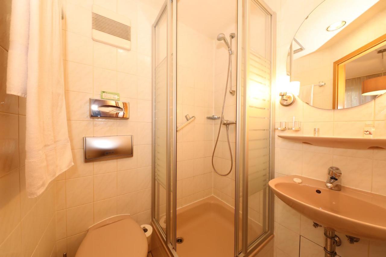 Hotel Am Ehrenhof 2*